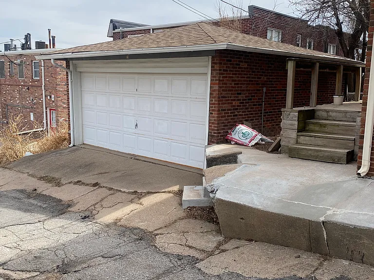 555 S 35th Ave — Photo 2