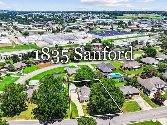 2nd image of 1835 Sanford Dr