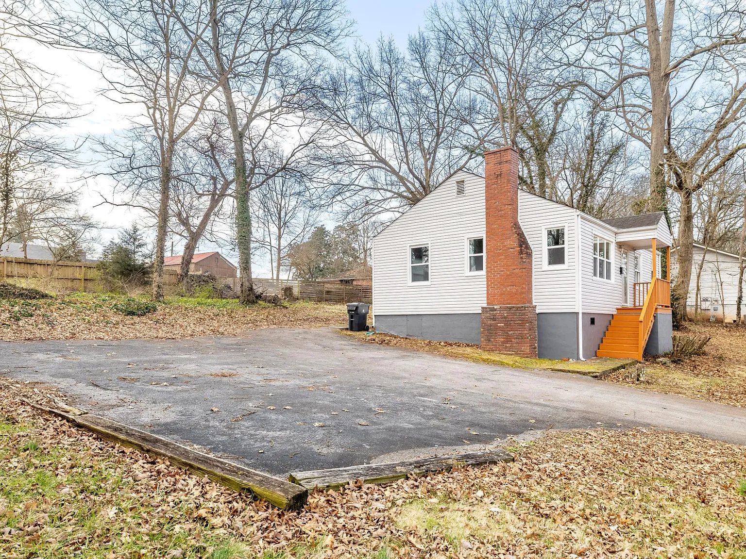 604 E Moody Ave — Photo 4