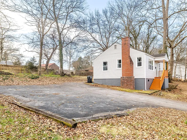 604 E Moody Ave — Photo 4