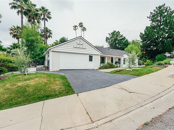 3rd image of 23348 Balmoral Ln