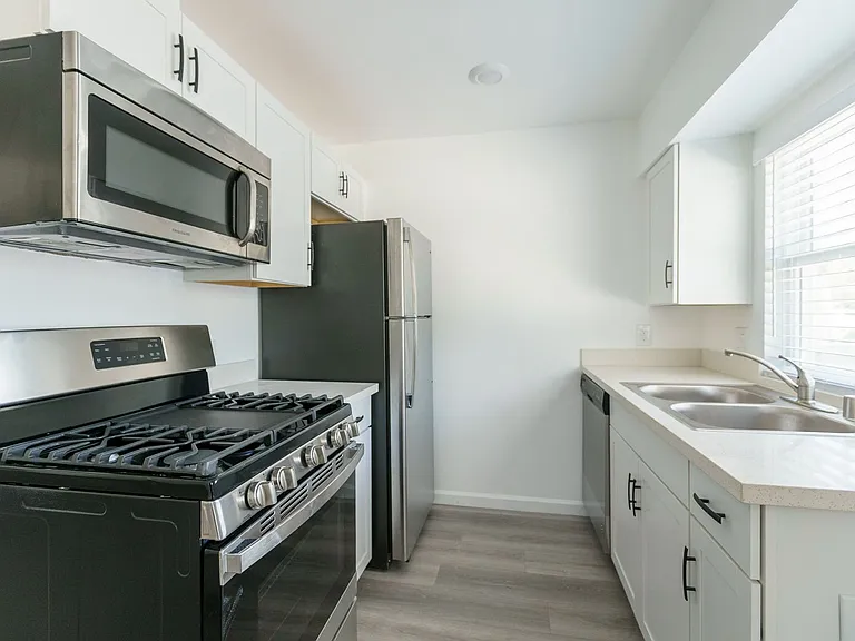 3537 Clarington Ave — Photo 14