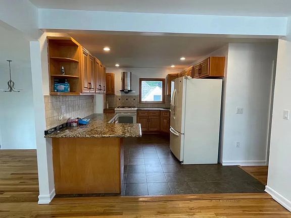 3rd image of 37 Stewart Ave Floor 2