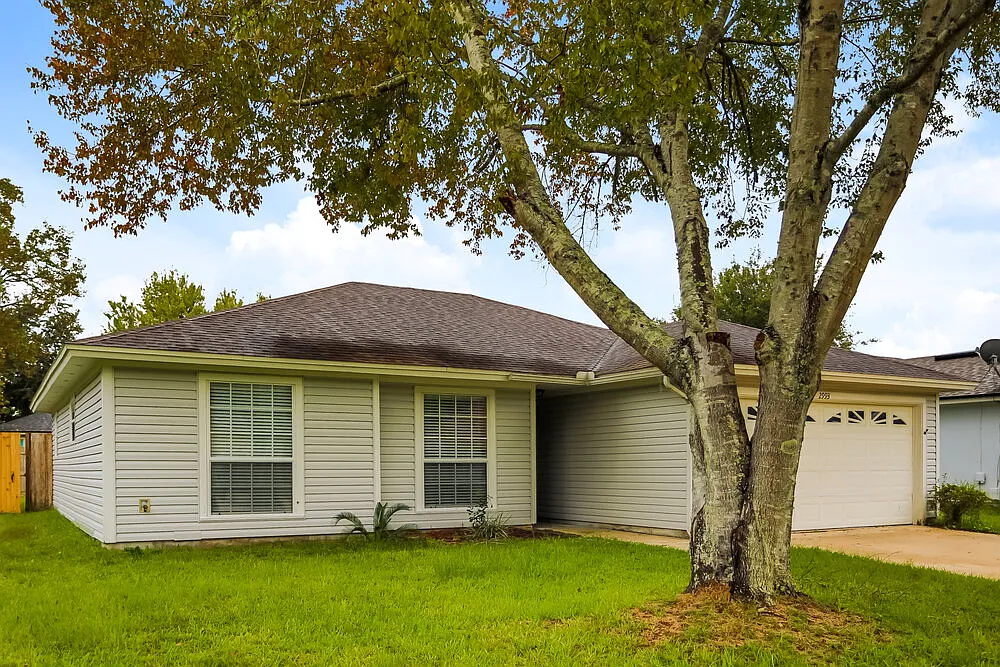 3 bed, 2.0 bath, 1277 sqft, $2,570 — Photo 3
