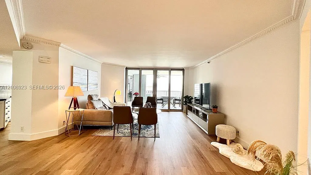 Corniche Condo — Photo 2