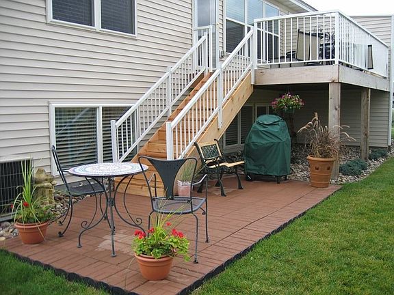 Deck w/stairs to Patio