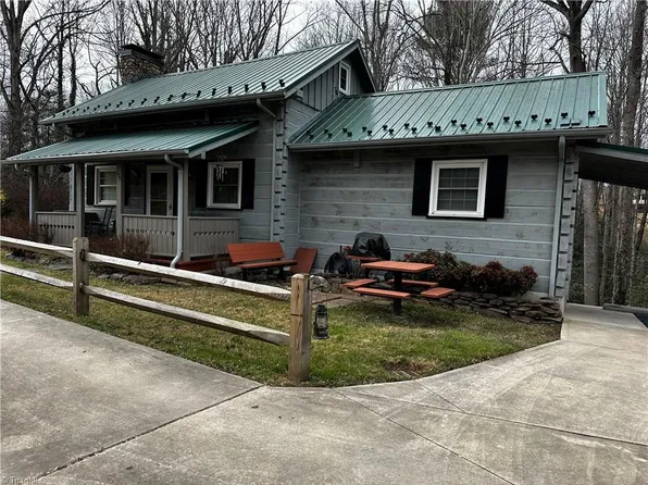 199 Honeysuckle Dr, North Wilkesboro, NC 28659