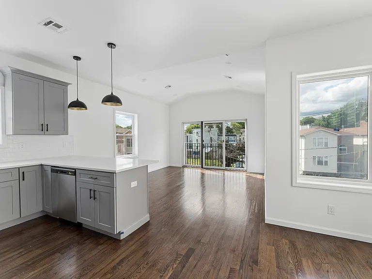 910 Bergen St #2 — Photo 1