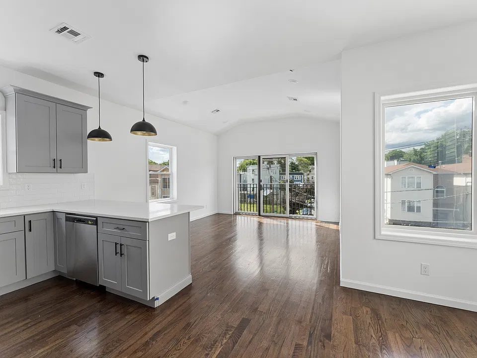 910 Bergen St #2