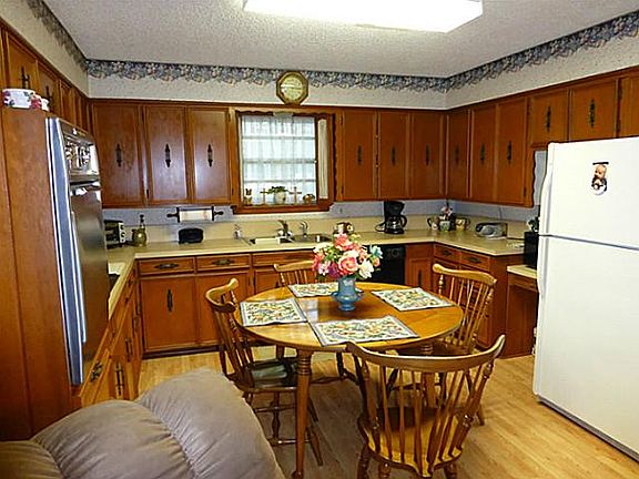 4th image of 425 Little John Dr