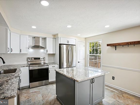 3rd image of 6118 Hyacinth Dr