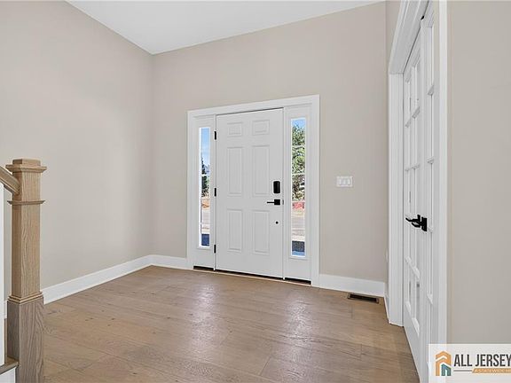 4th image of 8 Arthur Ln