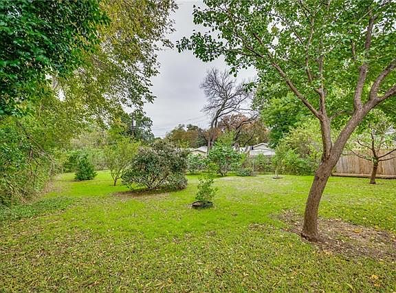 3rd image of 2508 Albemarle Dr