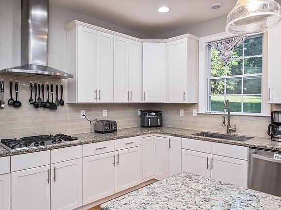 3rd image of 118 Logan Dr