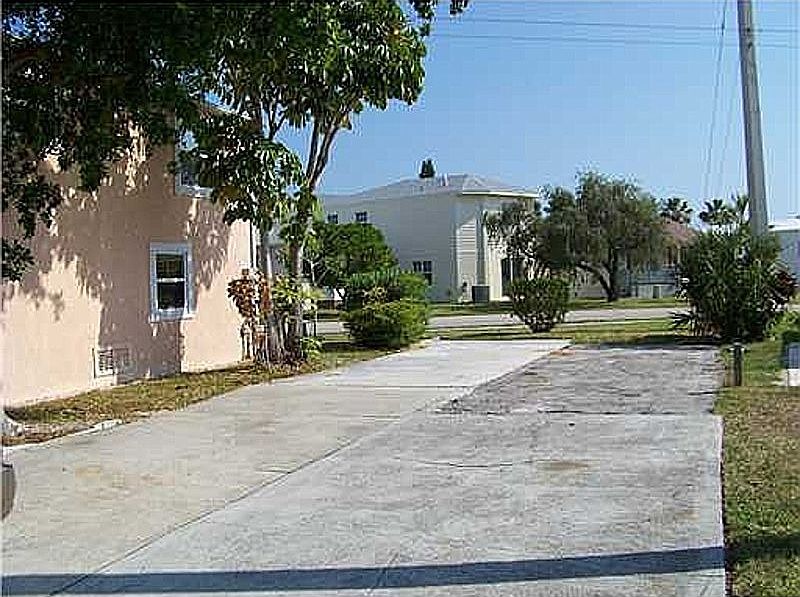 1st image of 812 Nettles Blvd