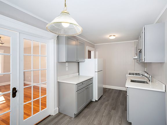 5th image of 32 Greenwood Ave #2