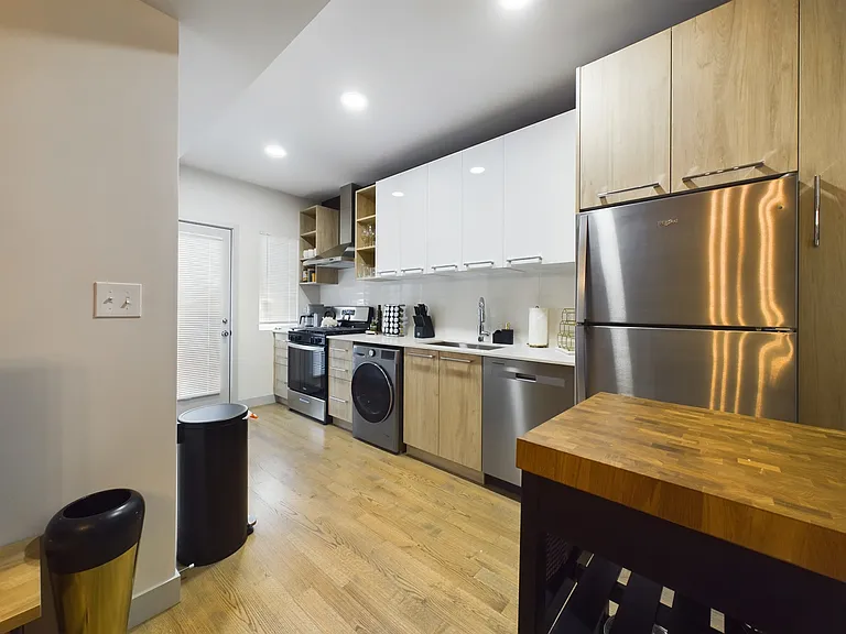 2439 W Walton St #1 — Photo 2