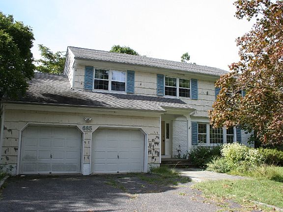 2nd image of 685 Barrymore Ln