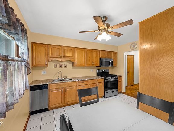 4th image of 185 Judson St