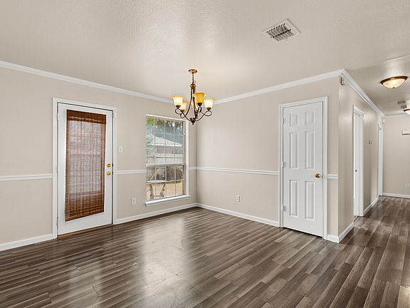 3rd image of 102 Applegrove Cir