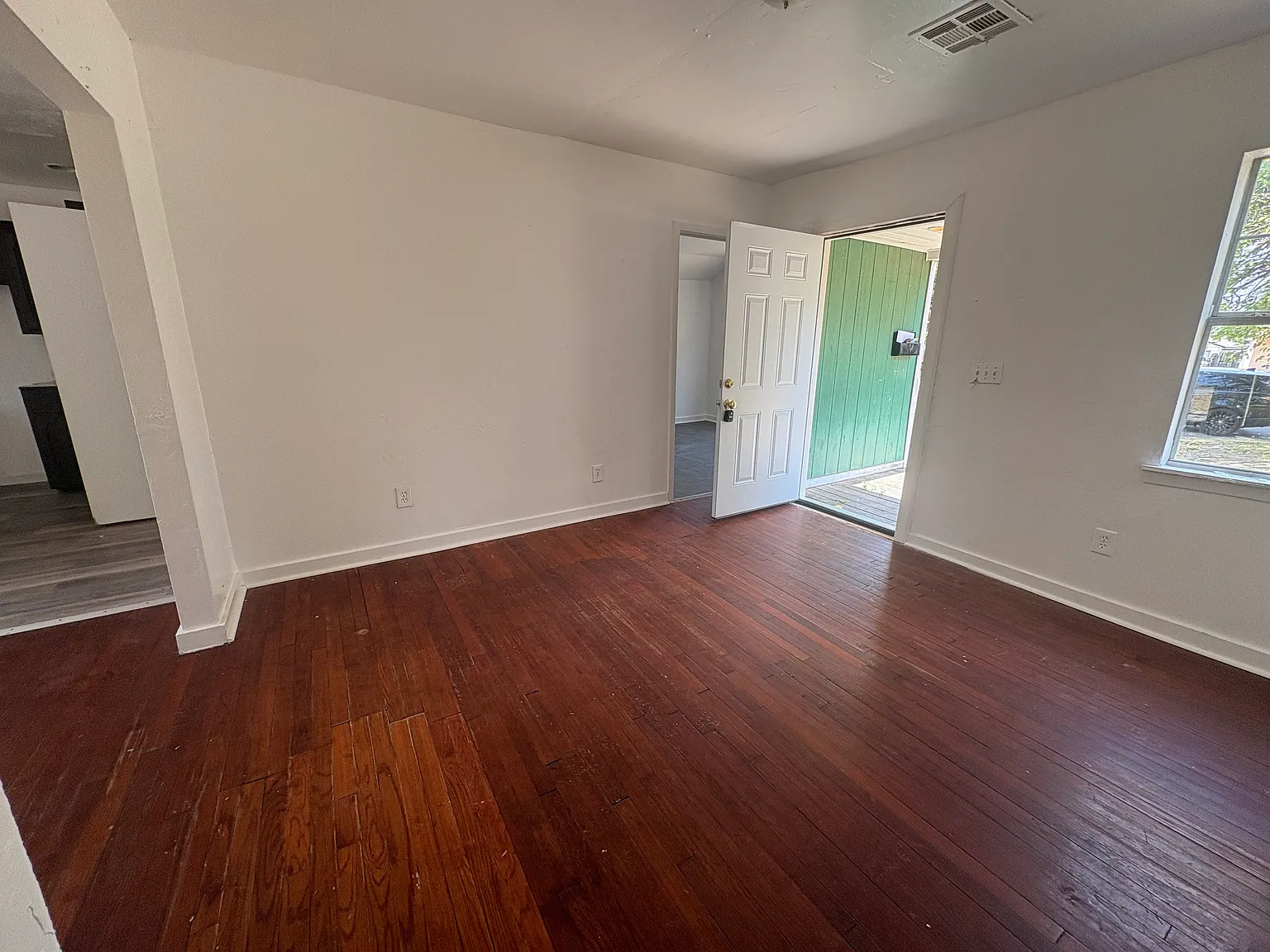 4 bed, 1185 sqft, $1,200 — Photo 2