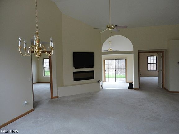 5th image of 127 N Aspen Ct