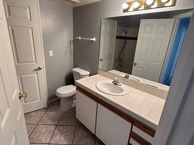 1600 N Torrey Pines Dr #102 — Photo 13