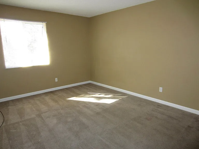 University Square Apartments — Photo 7