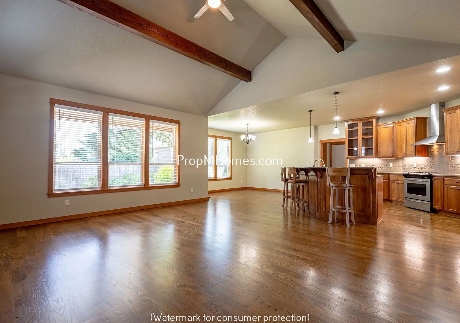 Gorgeous Craftsman Three Bedroom + Office/Den in Canby! — Photo 4