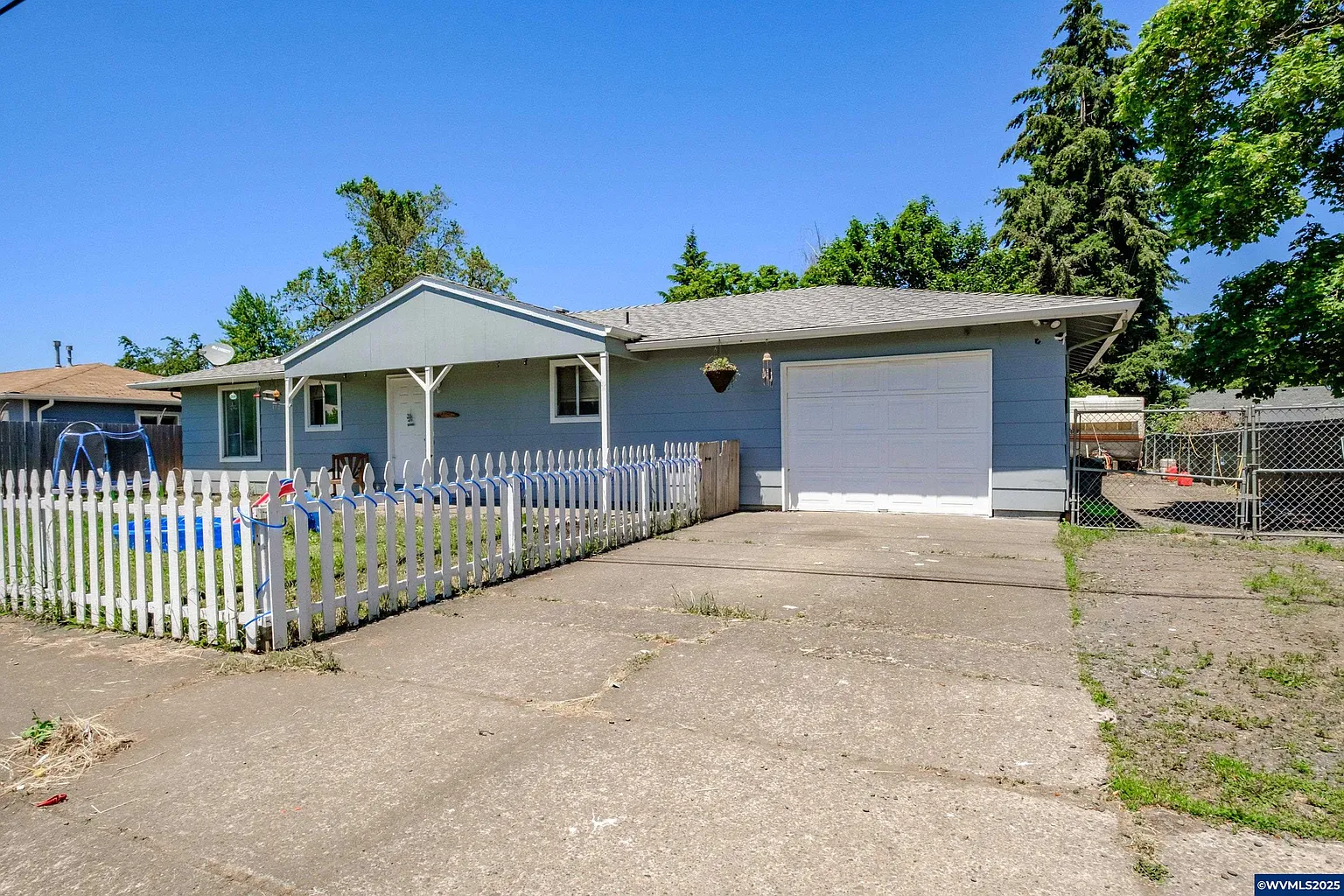 1525 W Oak St photo 1