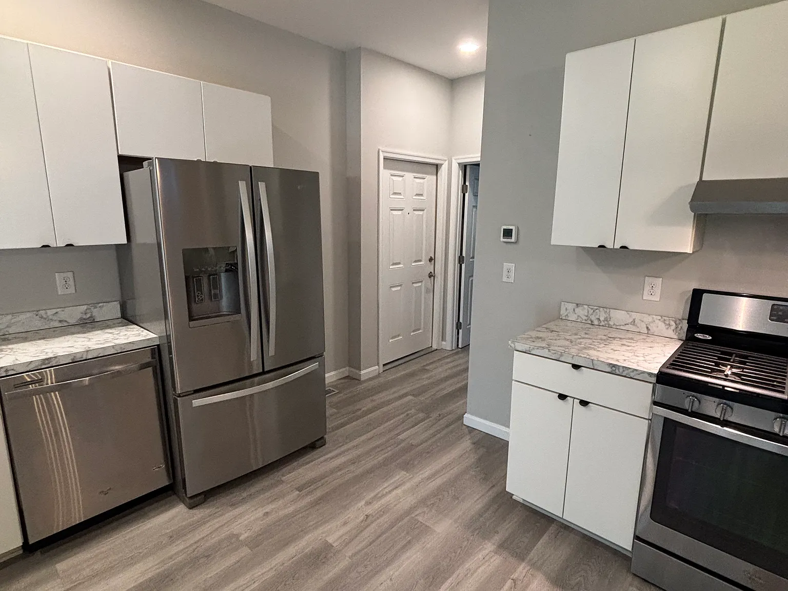 2 bed, 850 sqft, $2,500 — Photo 2