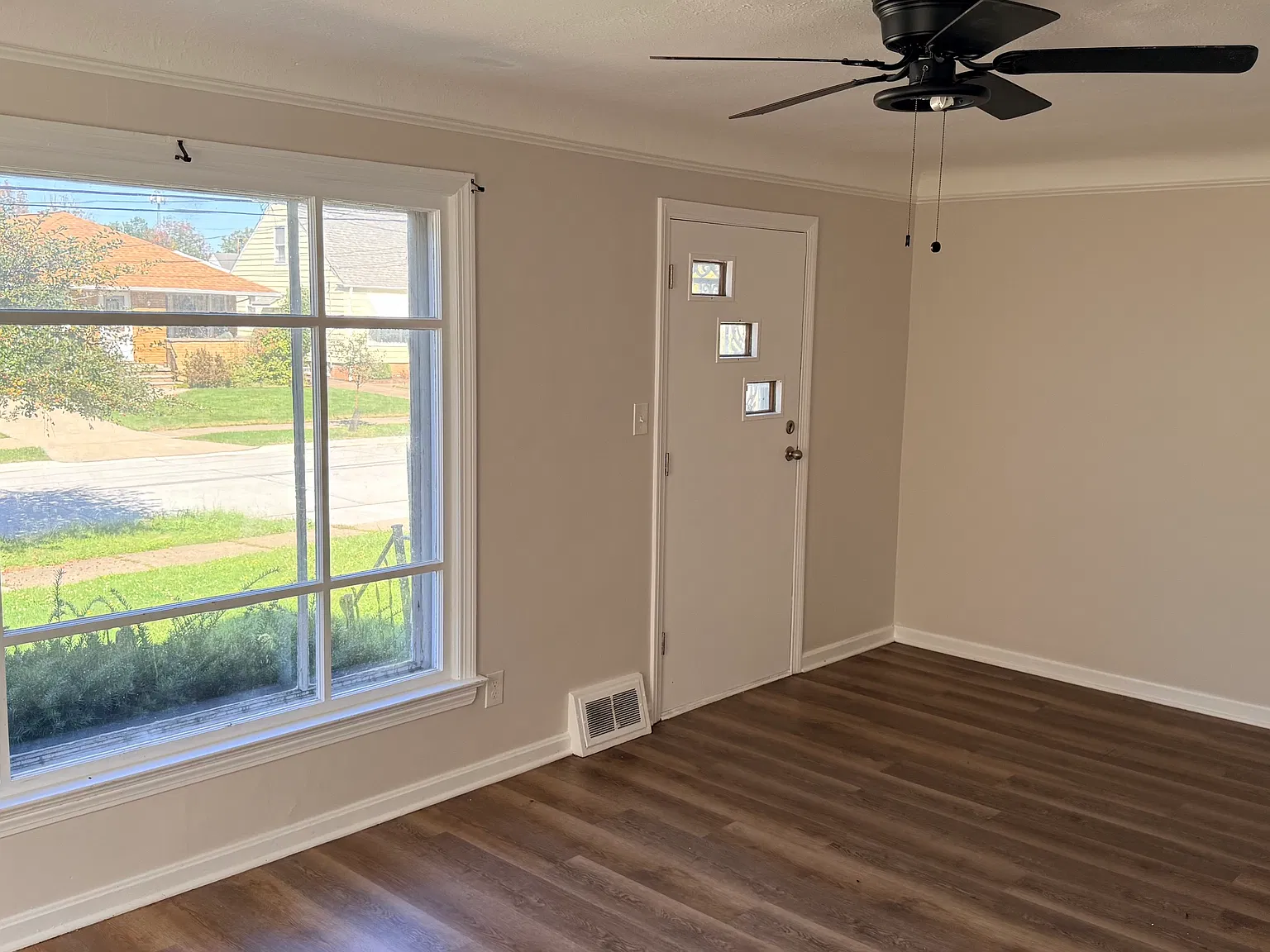 5 bed, 1392 sqft, $2,260 — Photo 2