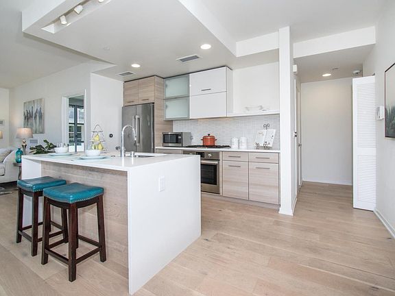 4th image of 451 Donahue St Unit 301