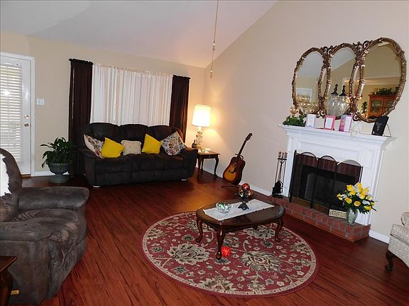Beautiful family room, fireplace