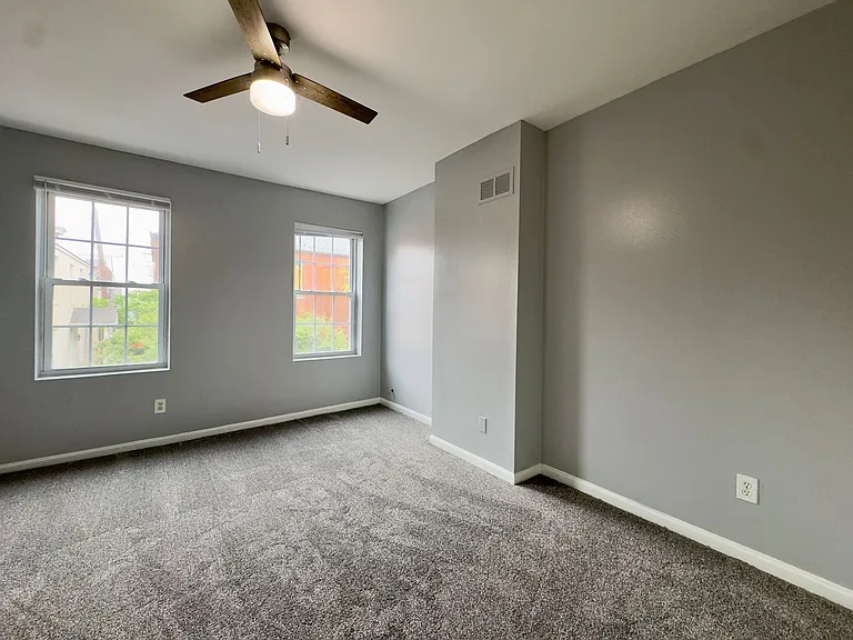 104 E Clement St — Photo 24