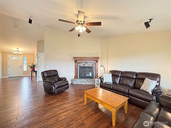 5th image of 196 Marsh Hawk Lane