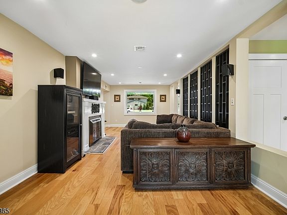 3rd image of 266 Milltown Rd