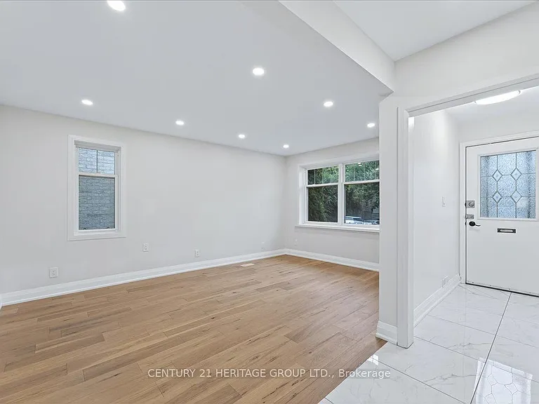 39 Reiner Rd #UPPER — Photo 17