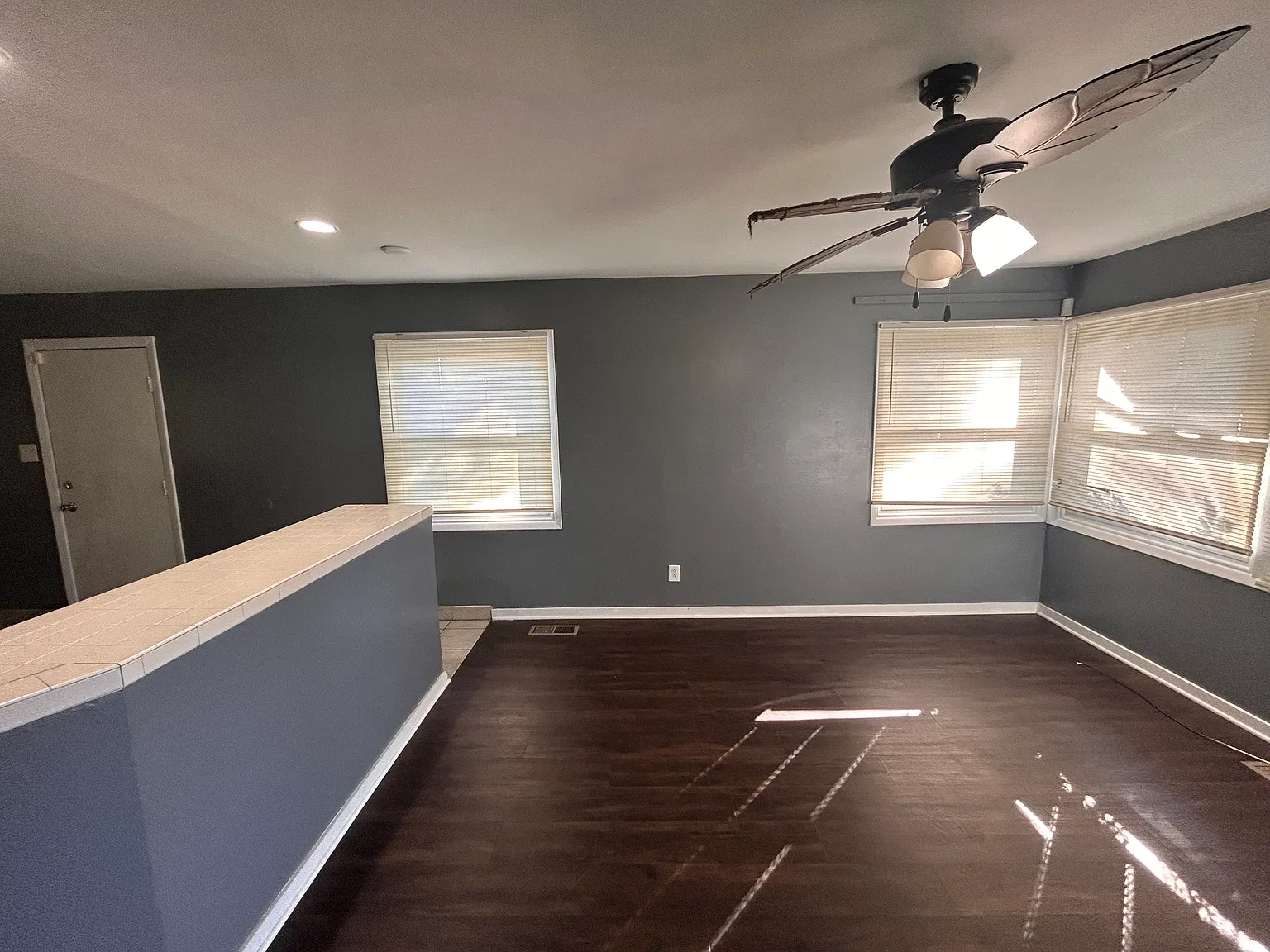 3 bed, 868 sqft, $1,595 — Photo 2