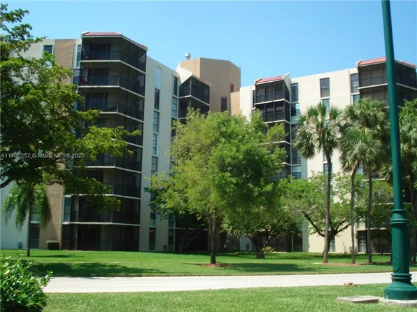 3101 N Country Club Dr APT 306, Aventura, FL 33180
