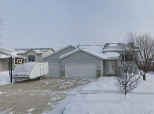 1642 Oakwood Dr, West Fargo, ND 58078
