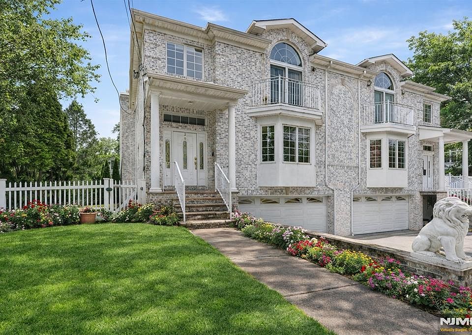 1st image of 2 Maple Ave