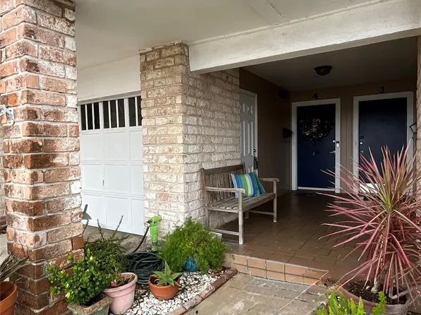 702 N Holiday Dr APT 4, Galveston, TX 77550