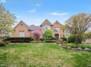 5824 Clearview Dr, Troy, MI 48098