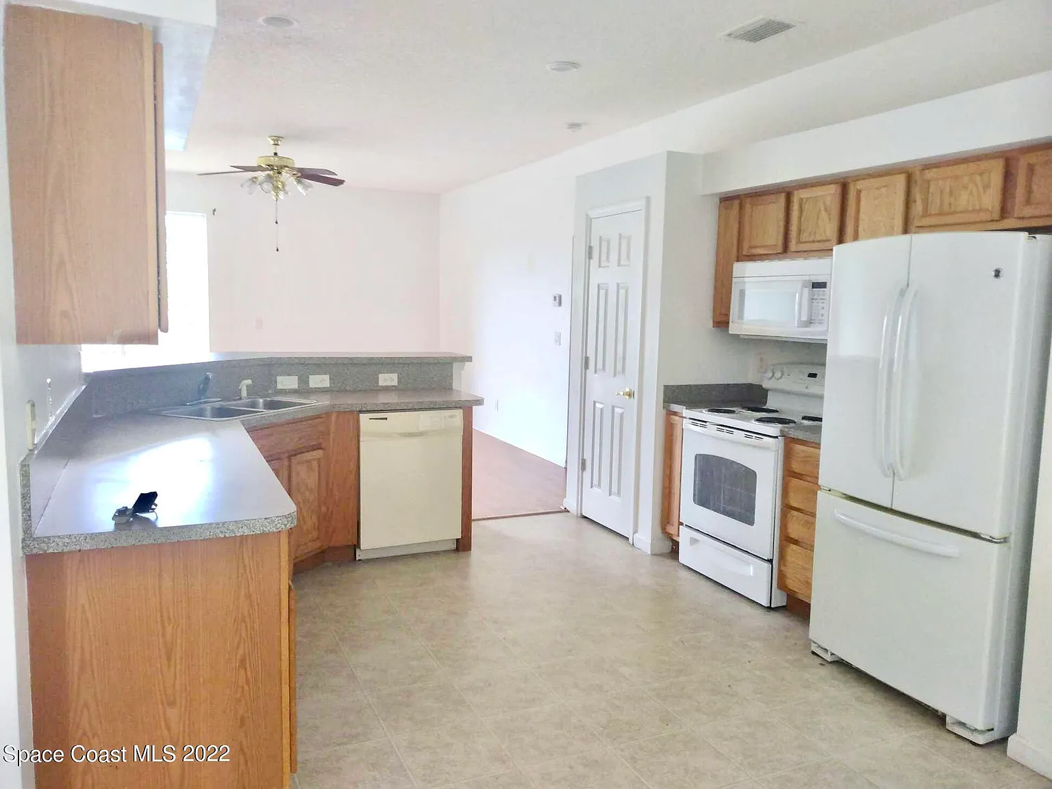 3 bed, 2.0 bath, 1612 sqft, $1,900 — Photo 3