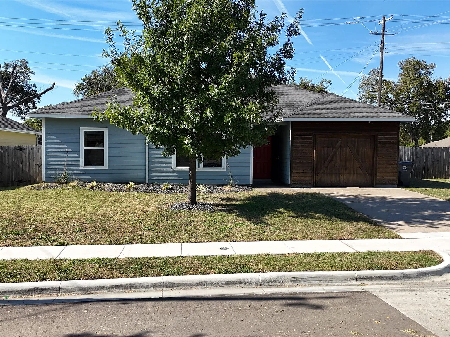 3 bed, 2.0 bath, 1632 sqft, $2,100 — Photo 1