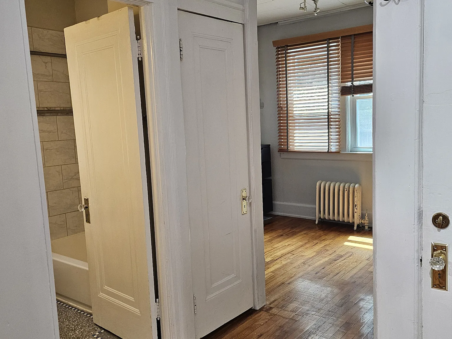 1 bed, 850 sqft, $1,200 — Photo 2
