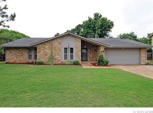 701 Meadowood Dr, Broken Arrow, OK 74011