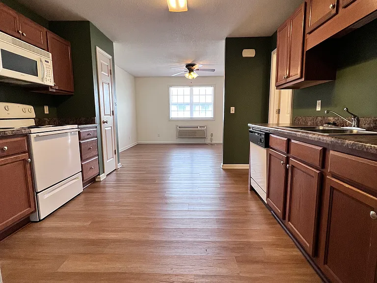 1302 Tiffany Ln #B — Photo 5