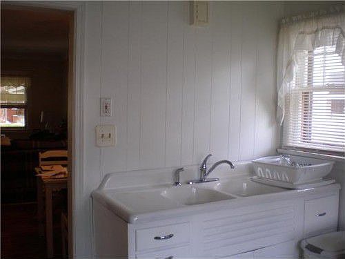 3rd image of 836 Geneva Ave